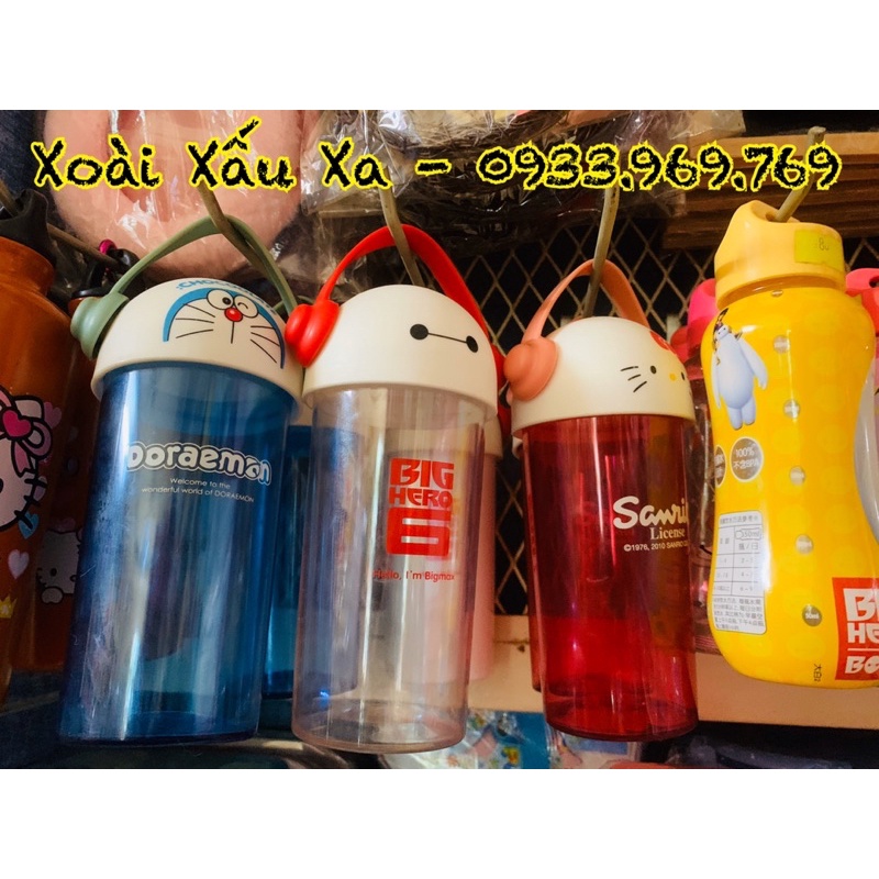 Bình nước nhựa quai xách kitty, doraemon, baymax dễ thương