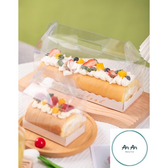 Hộp đựng bánh cuộn bằng mica đế trắng có quai cầm