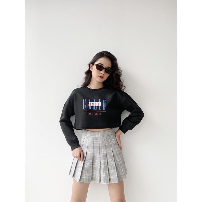 Áo nỉ croptop màu den in Cali 1993 (FFTW20W21SK) | BigBuy360 - bigbuy360.vn