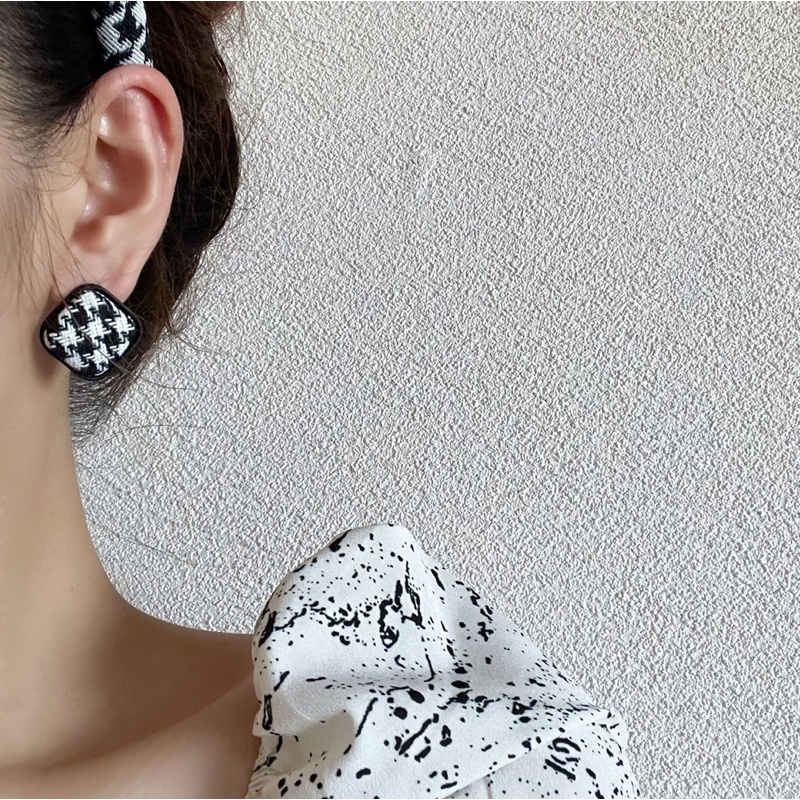 Khuyên tai nút vuông bông tai nút vuông bọc dạ tweed hoạ tiết sang chảnh BT32