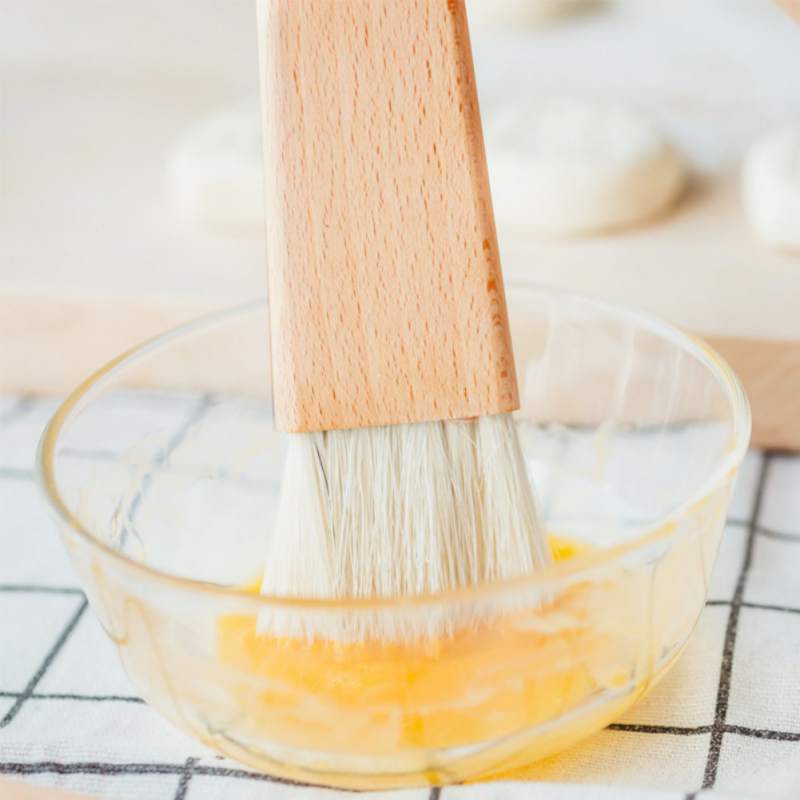 Cọ cán tròn phết dầu thịt nướng tại nhà bếp