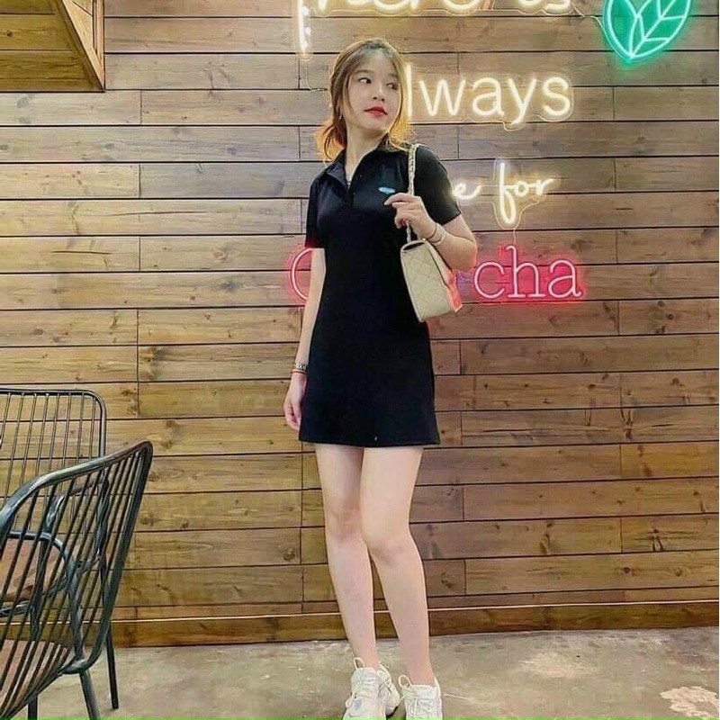 Đầm đen cổ bẻ thêu chữ - form bé dưới 48kg