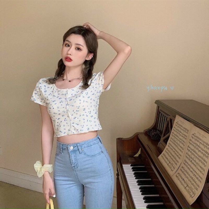 Áo croptop bông hoa nhí trắng, đính nút vẹt ngang🌼🌼mặc fom suông và ôm đều đẹp | BigBuy360 - bigbuy360.vn