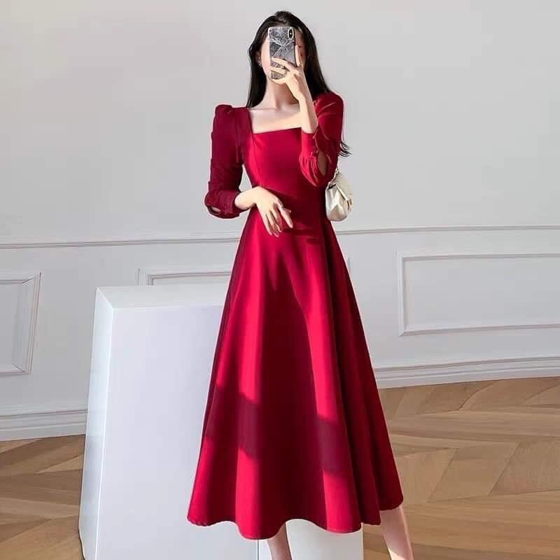 Váy đỏ cổ vuông túi sườn