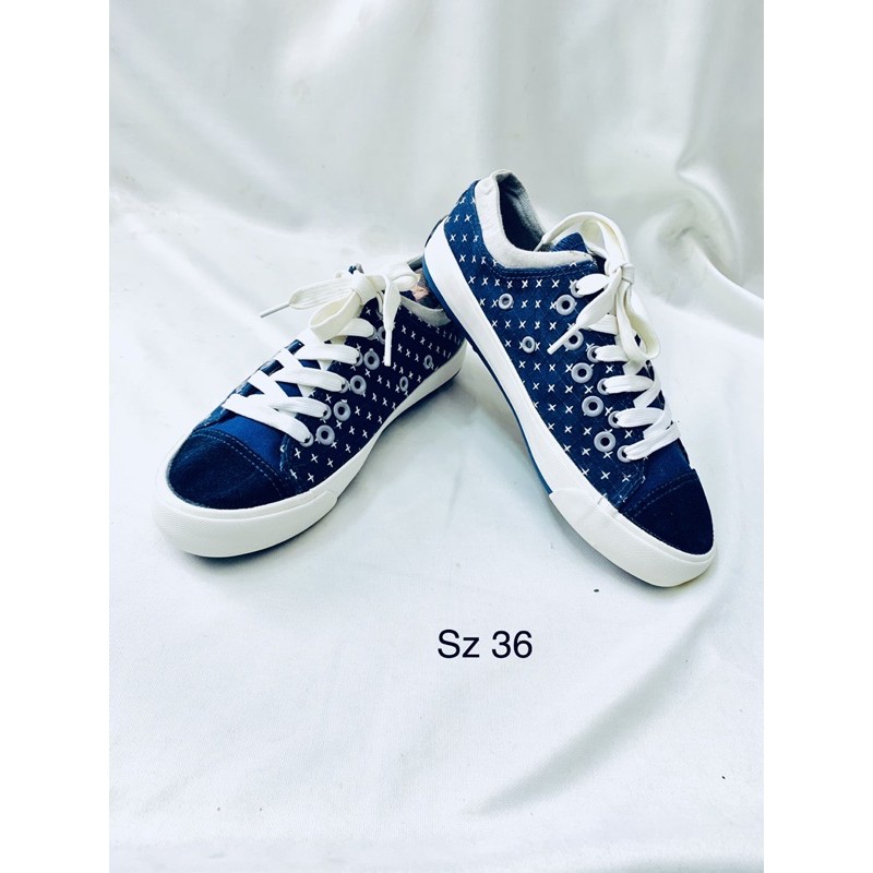 Giày thể thao unisex Size 36.