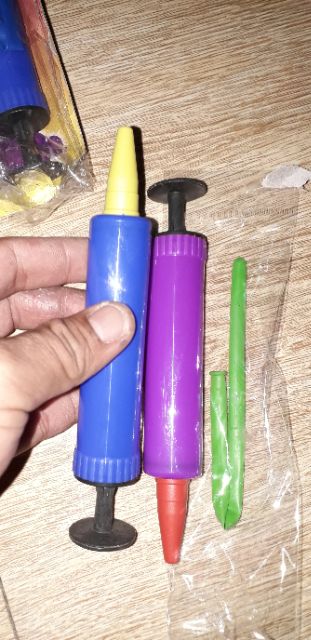 Chiếc ống bơm bằng nhựa mini để bơm bong bóng