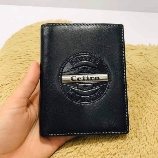 Ví cefiro chính hãng mỹ ,new 95%....màu đen ,...họa tiết thanh ngang bằng đồng nguyên khối ,chất da bò thật ..xuất sứ mỹ