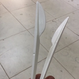 Dao nhựa dùng một lần trắng đục(50 cái 1 gói)