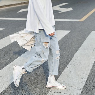 Quần jeans ống rộng rách cá tính thời trang