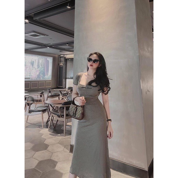 Đầm cổ U viền thêu chữ miu miu chât thun gân-ringu shop