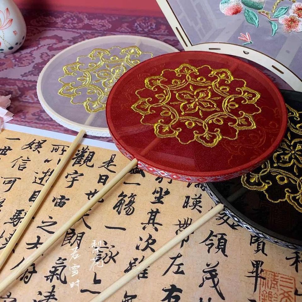 Quạt Xếp Cầm Tay Thêu Họa Tiết Màu Đỏ Và Đen Phong Cách Trung Hoa Cổ Điển Dùng Làm Đạo Cụ Chụp Ảnh