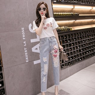 Quần denim lửng ôm dáng thêu hoa nhiều màu sắc