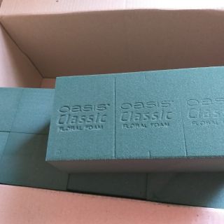 Xốp cắm hoa tươi oasis(một cục như hình)