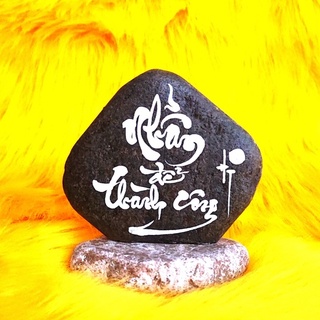 Thư pháp chữ Nhẫn viết trên đá. Kích thước: 8x6x12cm
