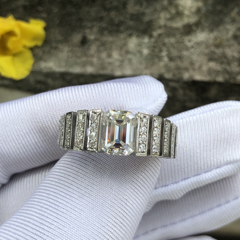 Nhẫn nam Moissanite (chủ Moissanite emerald 6x8mm, tấm Moissanite) chất liệu bạc 950 xi bạch kim