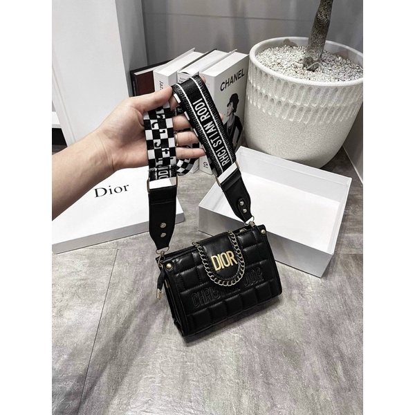 Túi Clutch Đeo Chéo Dây Bản To Logo Vàng Hot 2022