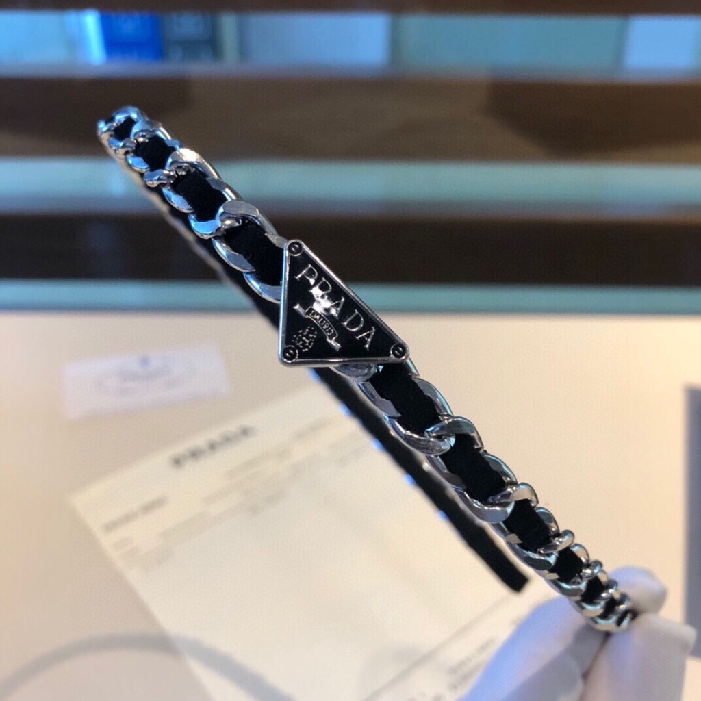 Cái tóc phối dây xích cá tính ấn tượng