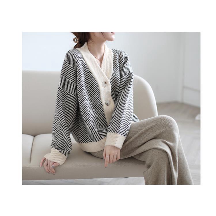 Áo cardigan kẻ sọc chéo len đan dày dặn sang chảnh | BigBuy360 - bigbuy360.vn
