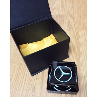 Lọ nước hoa Pha Lê biểu tượng Logo hãng Xe Hơi Mercedes để Taplo Ô Tô (Tặng 1 miếng dán trống trơn trượt)