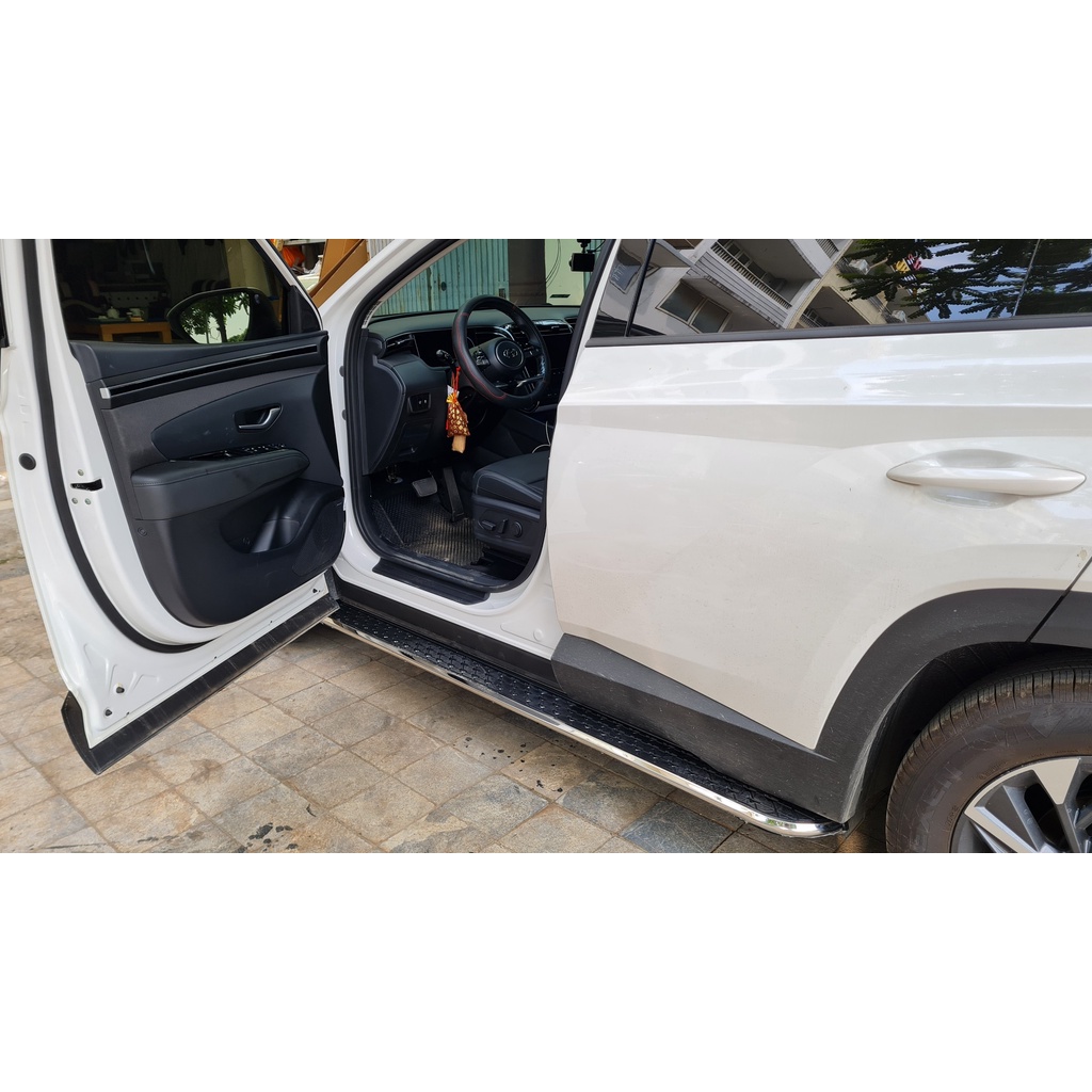 Bậc lên xuống, bệ bước chân Hyundai Tucson 2022. Mẫu đúc, viền gương KN