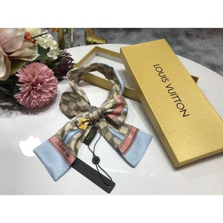 Khăn lụa LV thắt nơ xinh đẹp xuất sắc