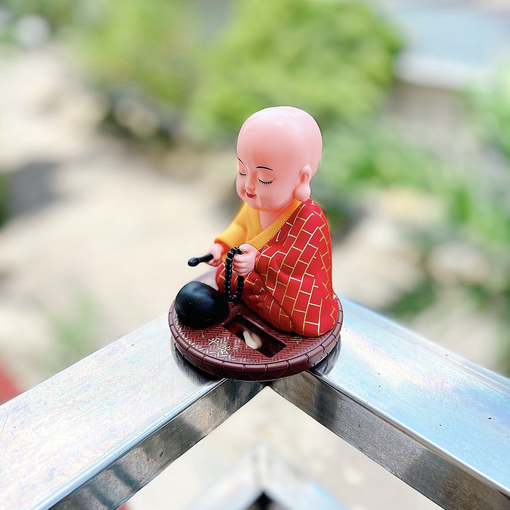 Chú tiểu gõ mõ đế tròn phong thủy hoạt động bằng năng lượng mặt trời