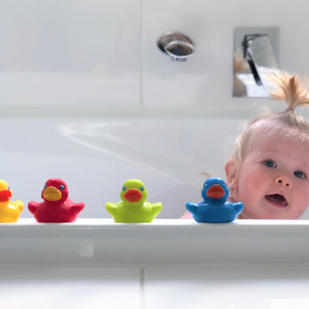 Đồ chơi tắm đàn vịt con rực rỡ Duckie Playgro, cho bé từ 6 tháng