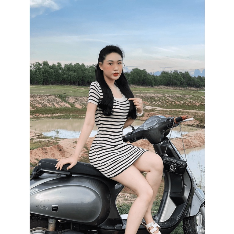 Váy Kẻ Cổ Vuông Tôn Dáng Đỉnh Siêu Hot UP