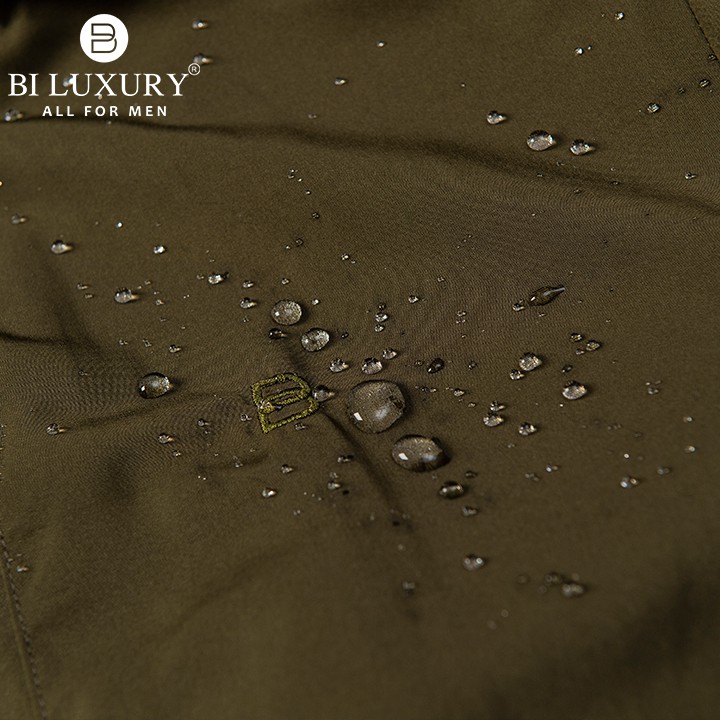 Áo khoác gió nam hai lớp Biluxury AG2T025REU chống nước đi mưa nhẹ có túi trong tiện dụng màu xanh rêu | BigBuy360 - bigbuy360.vn