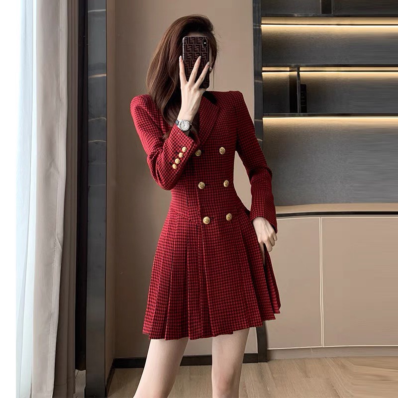V160 - Váy xếp ly dạ đỏ