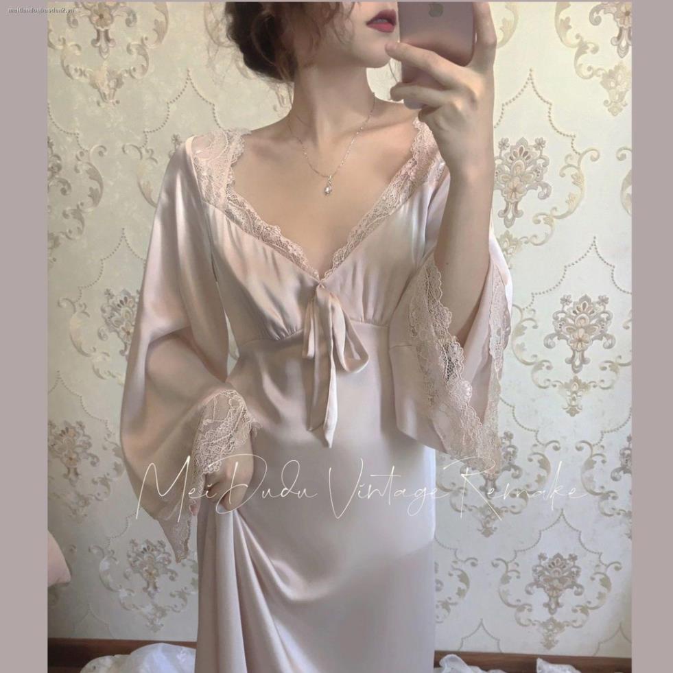Đầm ngủ dài đến đầu gối cổ chữ V sâu bằng satin phối ren phong cách công chúa cung điện Pháp !