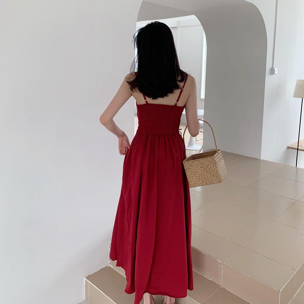 Đầm hai dây màu đỏ phong cách Pháp thời trang xuân hè 2021
