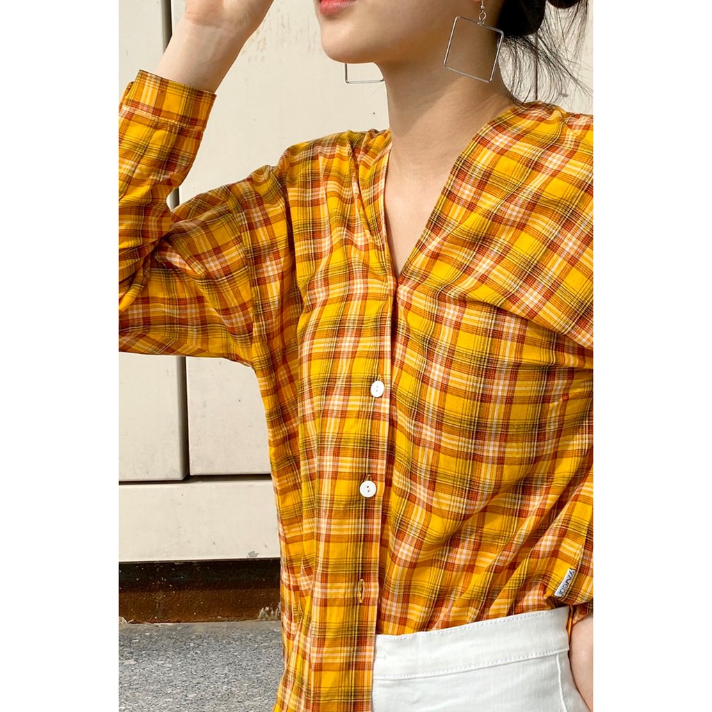 Áo sơ mi nữ form rộng tay dài kẻ caro cổ tim ASW0207 - 92Wear | BigBuy360 - bigbuy360.vn
