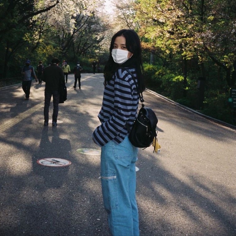 Áo Cardigan len sọc xám giống Jisoo BLACKPINK