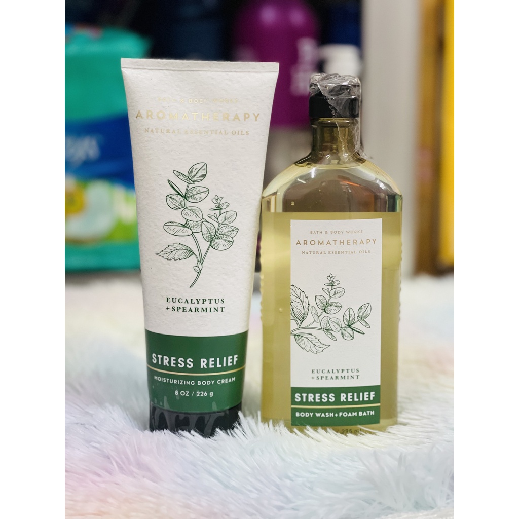 Gel Tắm và Dưỡng Thể Bath & Body Works Aromatherapy Stress Relief của Mỹ.