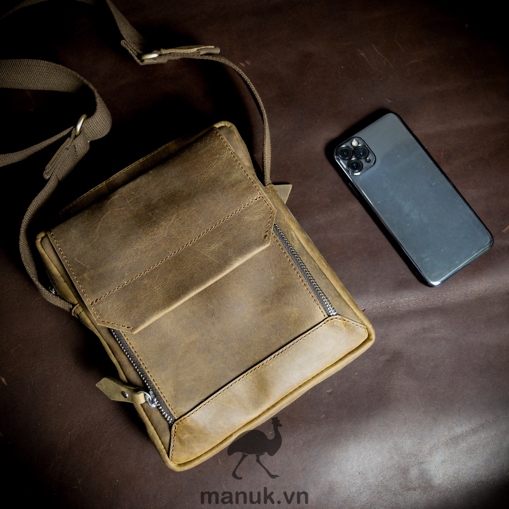 Túi đeo chéo da bò nhỏ gọn vừa ipad 7in ngăn khóa kéo - Messenger mini manuk leather - Da bò sáp crazy horse cao cấp