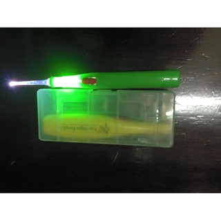 MỘT DỤNG CỤ LẤY RÁY TAI CÓ ĐÈN PHÁT SÁNG