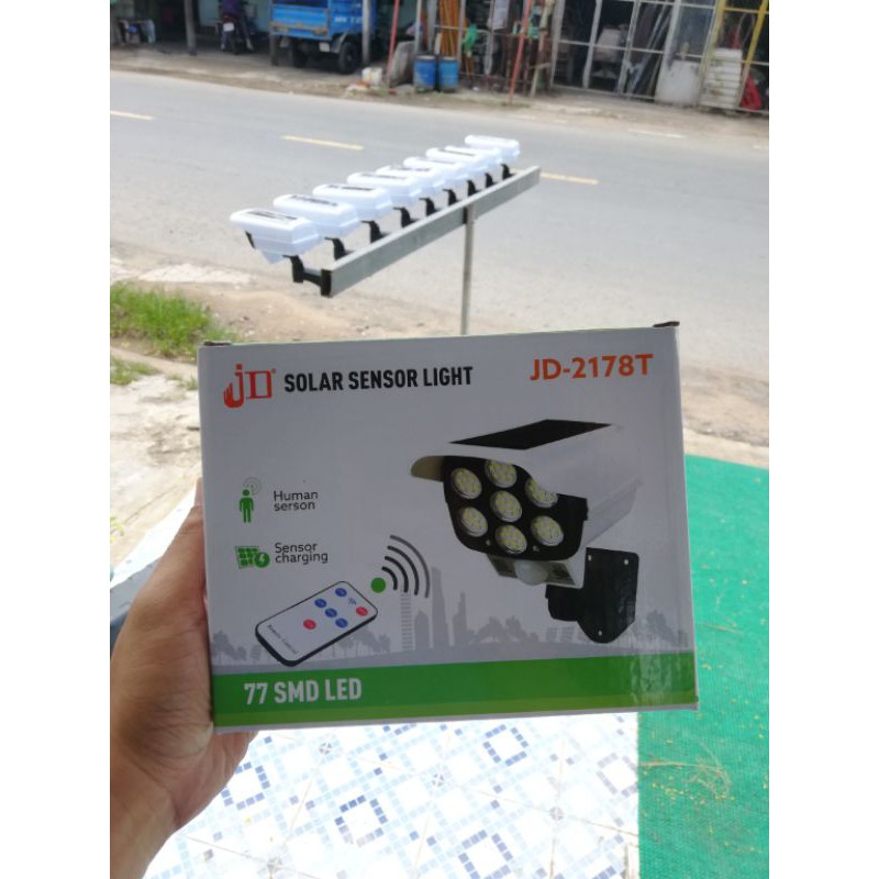 Đèn năng lượng mặt trời giả camera tự động BẬT TẮT chống trộm. có điều khiển