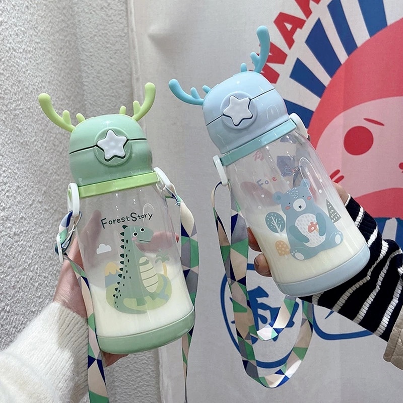 Bình Nước Dung Tích Lớn 600Ml Chống Tràn Kèm Ống Hút Và Dây Đeo Họa Tiết Hoạt Hình Cho Trẻ Em