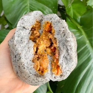 Bánh bao nguyên cám mè đen nhân bò ngô phô mai