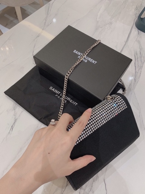 Túi đeo chéo đeo vai clutch đá logo mạ bạc tua rua da lộn màu đen fullbox có hộp
