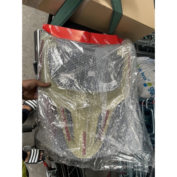 nhựa nhúng carbon cho cảng tay dắt sau SH 2020