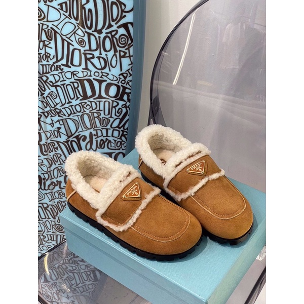 Giày bốt cổ thấp Prada lông cừu ấm áp, logo tam giác ngược siêu xinh Prada