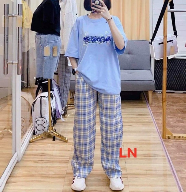 Áo thun xanh + quần kẻ caro ống suông rộng xanh
