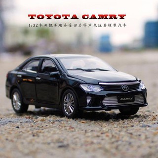 Mô Hình Xe Hơi Toyota Hello Kitty Tỉ Lệ 1:32 Cao Cấp