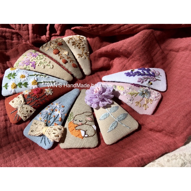 Kẹp tóc tam giác thêu tay VanKhuong's Boutique