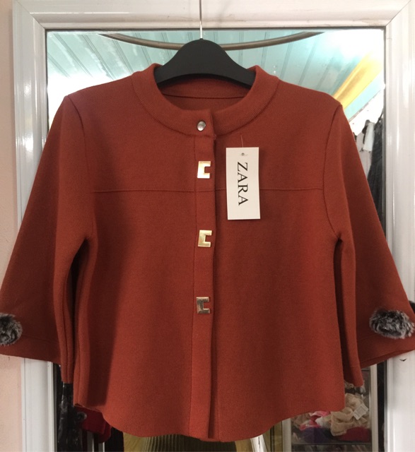 Áo choàng len dáng lửng.