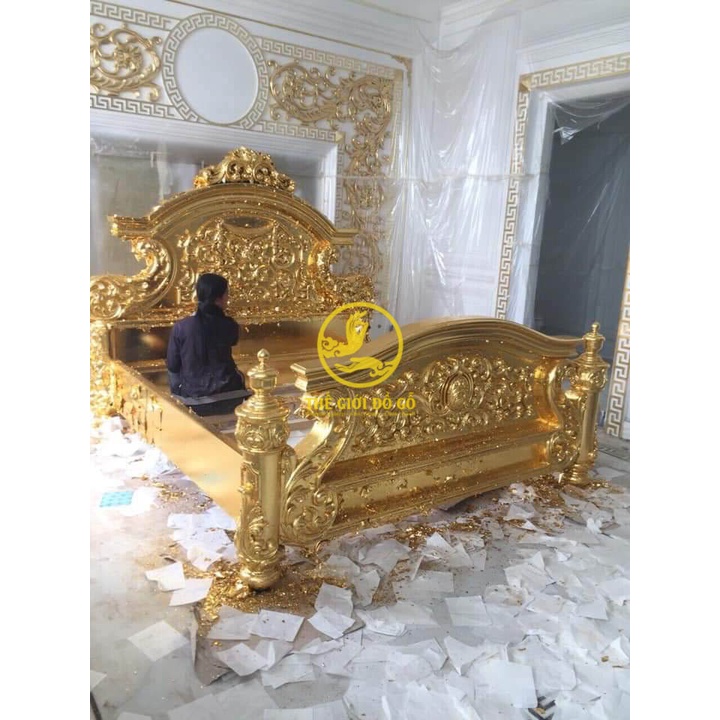Giường hoàng gia dát vàng