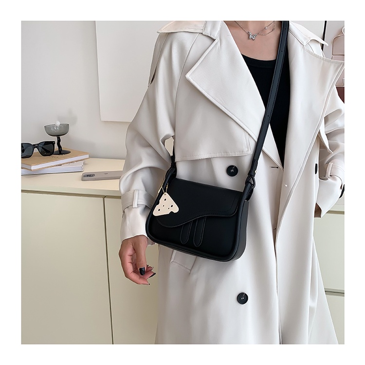 Túi xách nữ đeo chéo da mềm thiết kế phong cách dễ thương kèm móc da tam giác HY255