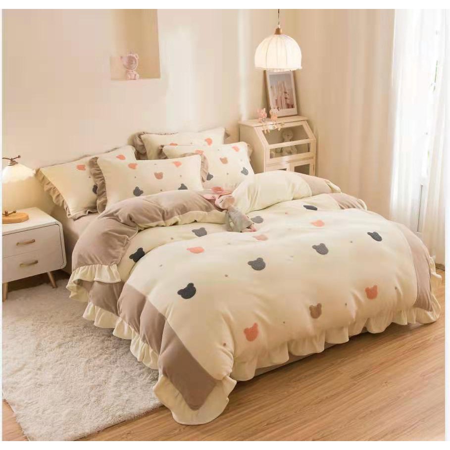 Bộ chăn ga nỉ nhung sữa viền bèo thêu tim đẹp xuất sắc